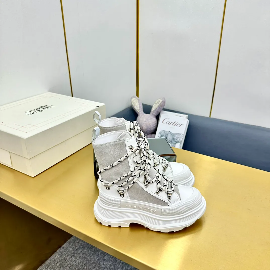 👟👟Ex-factory price 680👟👟 Alexander McQueen's latest thick-soled Martin boots, original 1:1 development, outsole original open-film TPU sole, fabric full-grain cowhide + high mercerized cowhide, lining sheepskin original hardware carabiner bottom height 5cm Size: #35-40 39-45